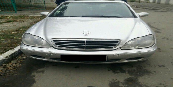 Un tânăr de 19 ani a fost surprins în timp ce fuma marijuana în propriul Mercedes.
