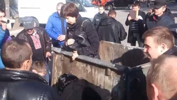 Женщина пытается выбраться, но мужчины снова закрывают крышку и начинают стучать по ней кулаками.