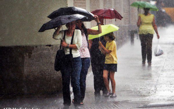 Nici în următoarele zile nu scăpăm de ploi. Foto: tstirileprotv.ro