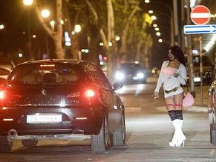 A mers la prostituate pentru o partidă de sex, dar a fost mințit și jefuit de un transsexual. Foto: lanotiziagiornale.it