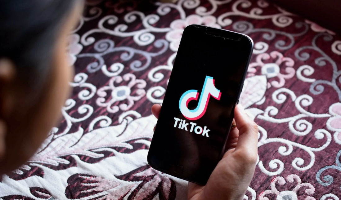 Studiu: TikTok-ul poate agrava starea psihologică a unei femei în 7-8 minute.