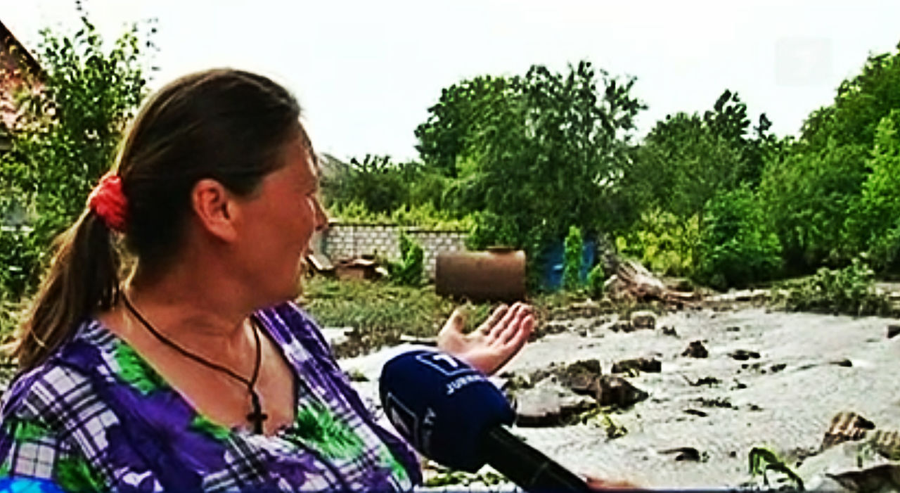 Некоторые жители жалуются на то, что потеряли все в результате прошедших на выходных проливных дождей.