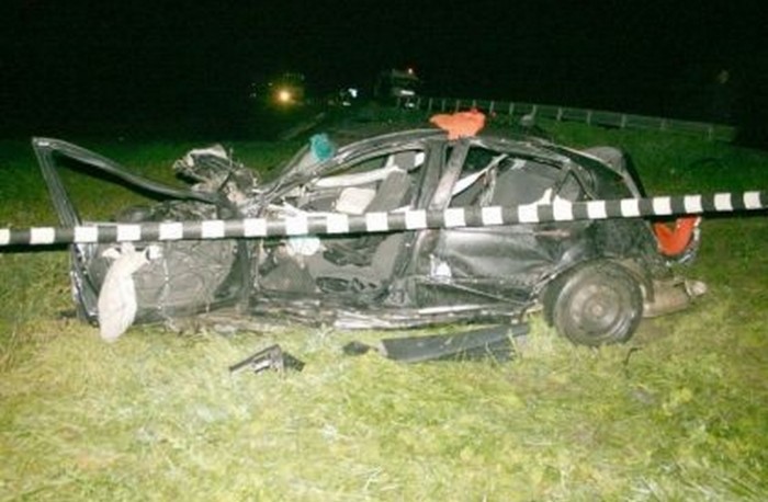 Martorii susţin, însă, că accidentul ar fi fost provocat de un al treilea şofer, care a plecat de la faţa locului.