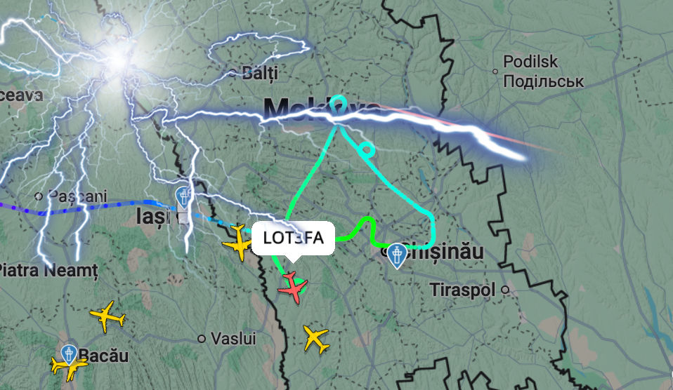 Trei avioane nu pot ateriza pe Aeroportul Chișinău din cauza ploii puternice și a furtunii.