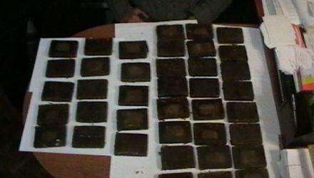  Drogurile sunt aduse din Maroc. În urma comercializării lor, suspecții puteau obţine un profit de peste 200 de mii de lei. 