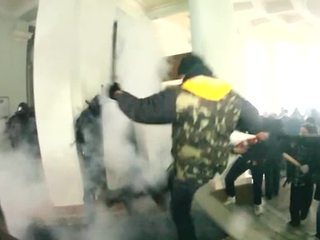 Накануне 200 сотрудников МВД по приказу главы министерства Виталия Захарченко покинули Украинский дом после штурма протестующих, продолжавшегося несколько часов.