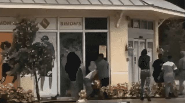 Unii dintre americani au rămas pentru a da lovitura în magazinele părăsite de proprietari.
