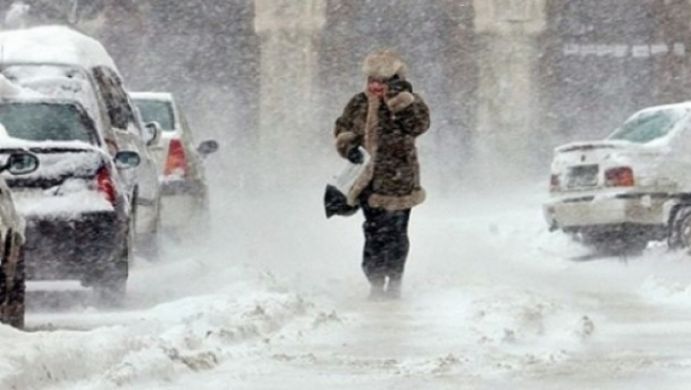 În acelaşi timp, având în vedere că se aşteaptă şi temperaturi scăzute, informăm că oamenii fără adăpost pot fi găzduiţi la Centrul de Triere, din str. Haltei.