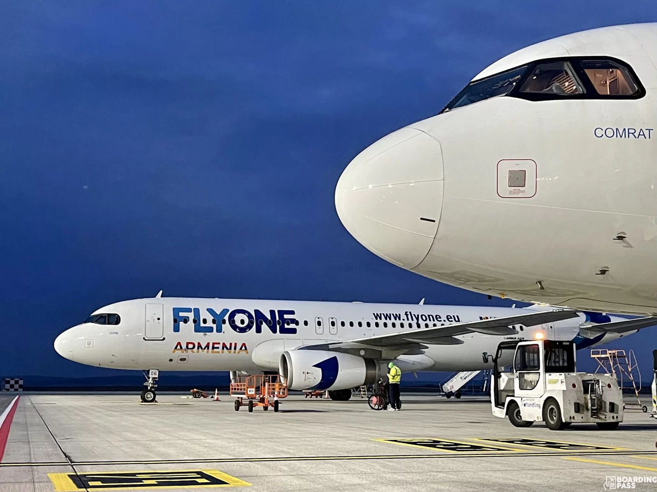 Самолет авиакомпании FlyOne Armenia столкнулся с птицей.