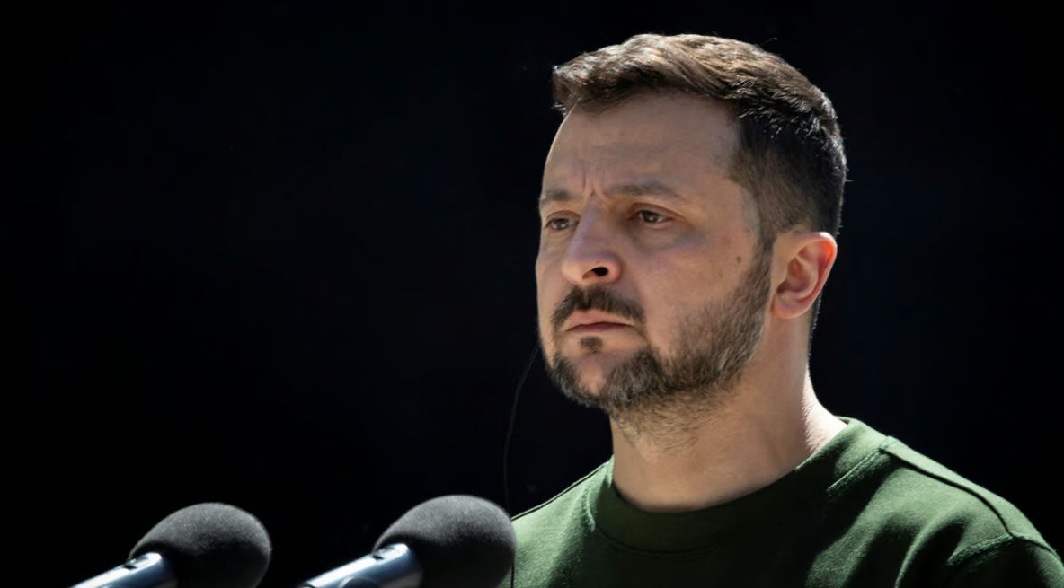 Зеленский внес в Раду законопроекты о продлении военного положения и мобилизации.