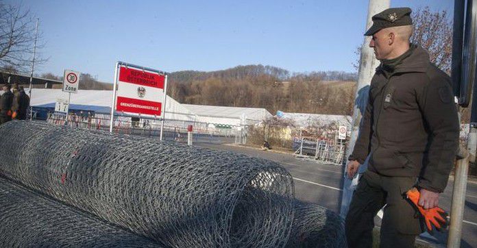 Austria a început lucrările de construcție a unui gard de sârmă ghimpată la graniţa cu Slovenia, o premieră între două ţări din spaţiul Schengen.
