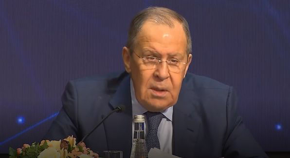 Лавров предупредил об угрозе киберанархии без регулирования интернета.