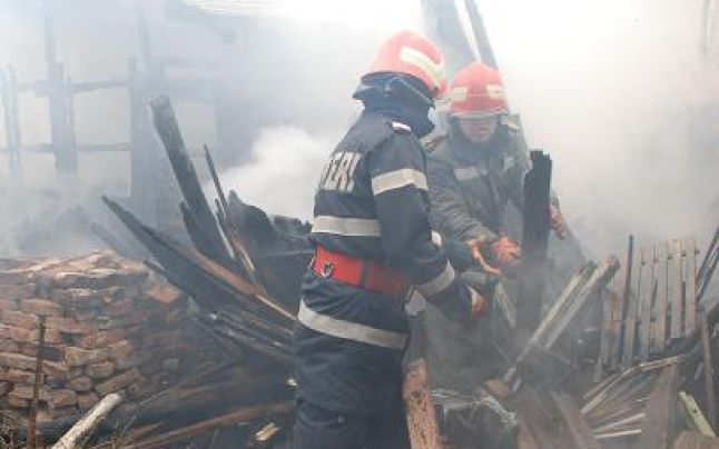 Potrivit rudelor, fata avea probleme psihice, iar în timpul nopţii ar fi dat foc la un pat, care se afla în camera ei.