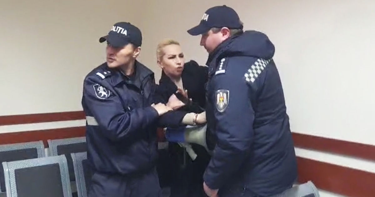 Полиция силой вывела Таубер из зала суда, где рассматривали дело Шора.