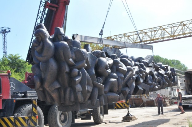 Monumentul în memoria victimelor deportărilor staliniste a fost instalat astăzi pe postamentul din scuarul Gării.