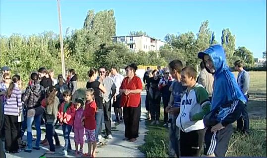 Жильцы говорят, что группа людей разбрасывала во дворе отравленную еду прямо на глазах у детей. 
