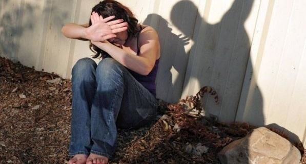 O femeie din Moldova cere autorităţilor să-l izoleze pe soțul său, suspectat de violarea fiicei. 
