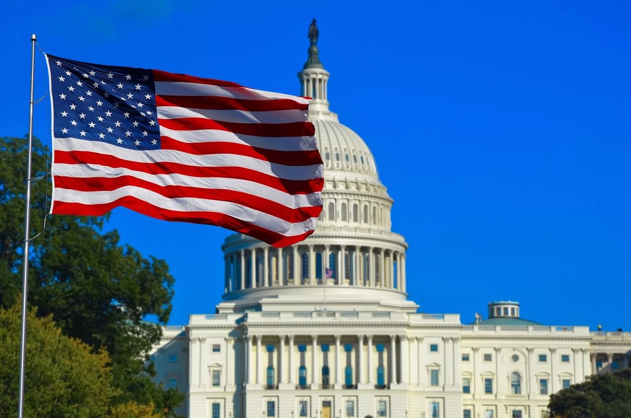 В США приняли законопроект о программе помощи при коронавирусе.