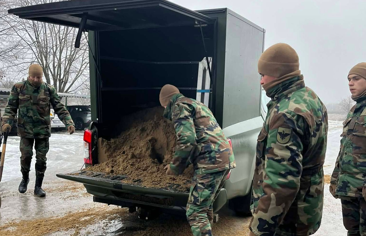 Moldova desfășoară armată și salvatori în combaterea ghețușului de pe drumuri.