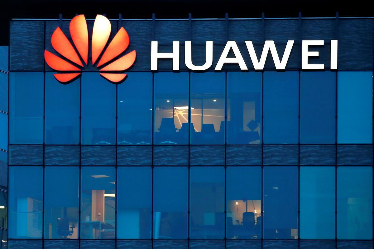Huawei сообщила о продажах на $98.5 млрд, утверждая, что преодолела натиск санкций США.