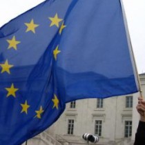 Журналист Варданян принес на митинг флаг Евросоюза и маску.