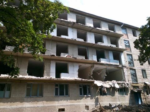 Снос здания общежития №9 Молдавского государственного университета начался этим утром.