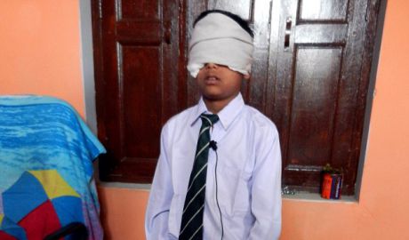 Un băiat din India citeşte cu ochii legaţi. Foto: dailymail.co.uk