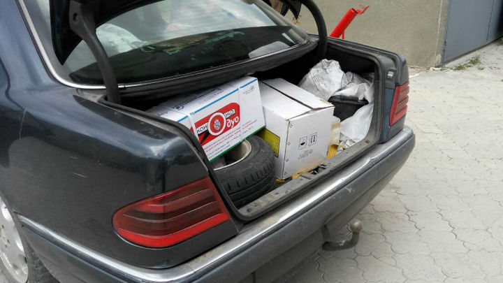 Butelii cu chimicale aduse din Ucraina, confiscate de poliţia de frontieră. Foto: border.gov.md
