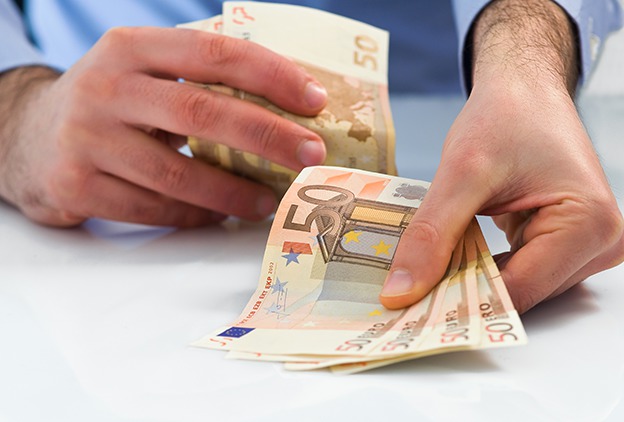 În 2016, moldovenii din străinătate au trimis acasă peste 1 miliard de dolari. Foto: paylink.gr