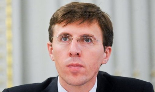 Edilul Capitalei s-a arătat nemulţumit de faptul că absolvenţii vor fi nevoiţi să dea examenele pe coridor sau în sălile de sport.