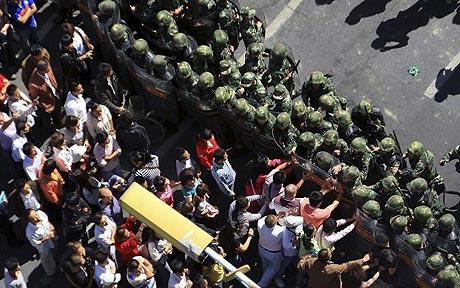 Trei protestatari au fost arestaţi, poliţia fiind acum în căutarea suspecţilor care au fugit de la locul incidentului.