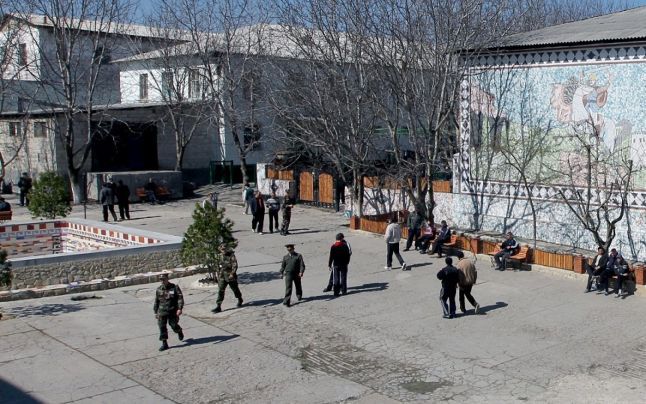 Doi bărbaţi în vârstă de 26 de ani închişi la Penitenciarul Nr. 4 Cricova au murit ieri, unul dintre ei fiind electrocutat, iar celălalt fiind strivit sub un perete de beton.