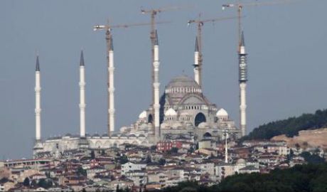 Turiştii evită să călătorească la Istanbul, la aproape o săptămână după triplul atentat de pe aeroportul Atatürk. Foto: EPA