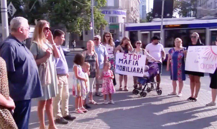 Жители сектора Чеканы протестовали против строительства многоэтажки в их дворе.