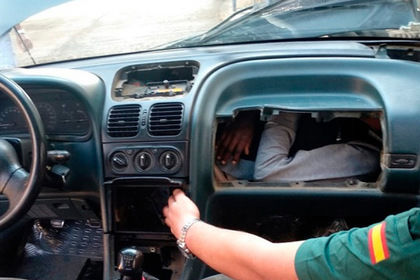 В двух автомобилях тайник, в который можно заглянуть через бардачок, располагался между приборной панелью и двигателем.