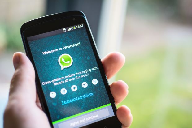 Utilizatorii aplicaţiei WhatsApp pot fi victimele celei mai noi înşelătorii,care circulă intens pe aplicaţia mobilă