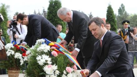 Zeci de veterani şi sute de tineri au marcat împreună „Ziua Victoriei”