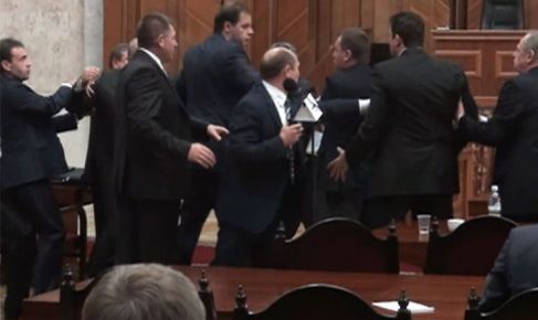 „Comportamentul unor deputați urma să fie sancționat suficient de categoric astfel încât el să nu se mai repete", mai declară Deliu.