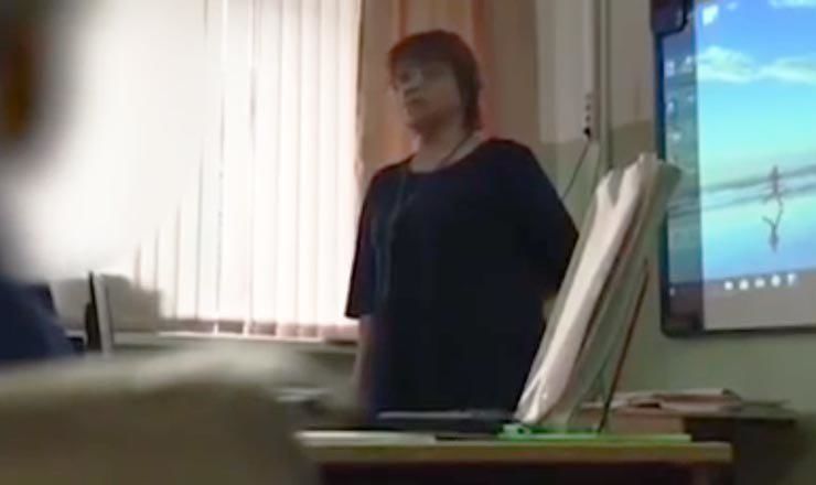 Учительница публично принесла извинения девочке и ее родителям и уволилась по собственному желанию.