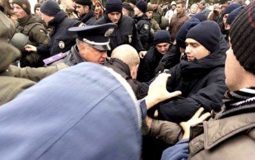 В Одессе активисты подрались с полицией перед слушаниями по переименованию улиц.