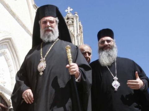 Biserica este un acţionar important al celei de-a treia mari bănci a ţării, Hellenic Bank. 