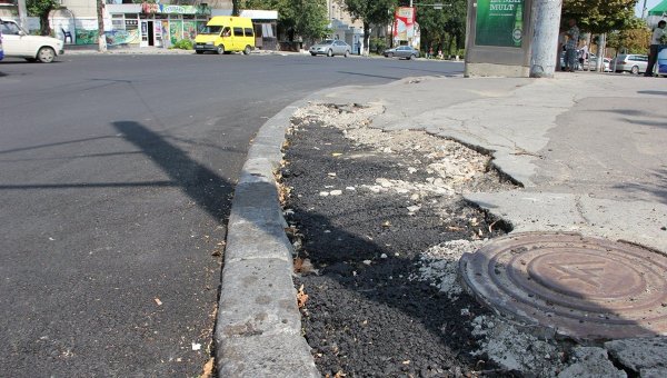 Состояние большинства тротуарных дорожек в городе – яркий образчик огромной разницы между предвыборными обещаниями, громкими реляциями о неусыпной заботе о нуждах горожан и действительностью.