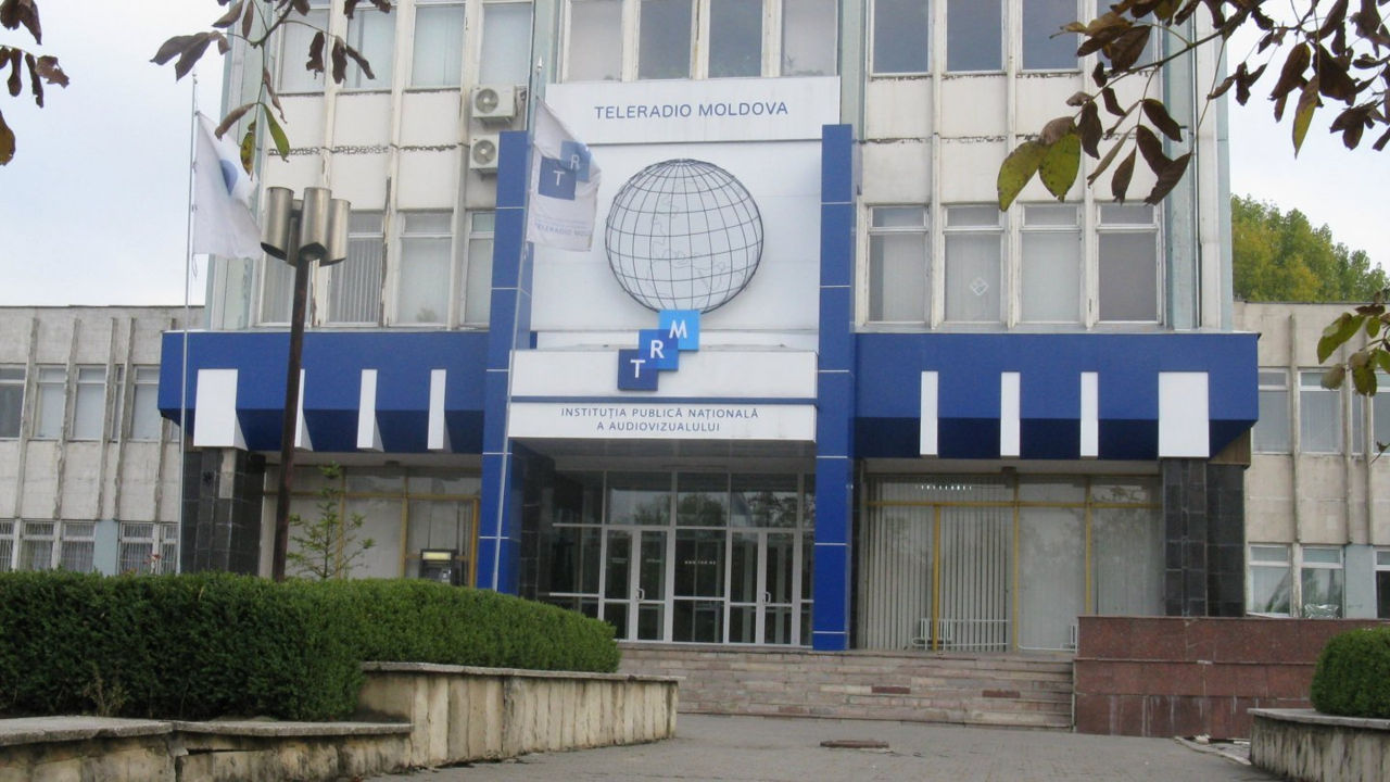 O echipă de jurnaliști, evacuată din sediul televiziunii publice Moldova 1.