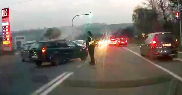Нарушившие ПДД водители устроили аварию и чуть не сбили патрульного в столице.