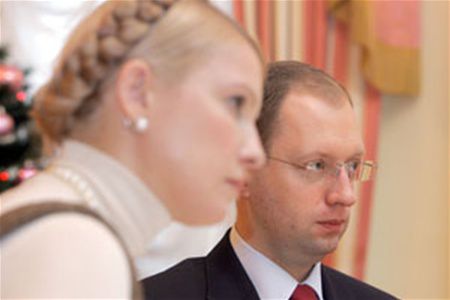 Экс-премьер Украины Юлия Тмошенко с  нынешним премьер-министром Арсением Яценюком.