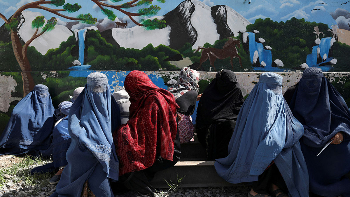 Zeci de femei, reținute în Afganistan pentru purtarea incorectă a hijabului.