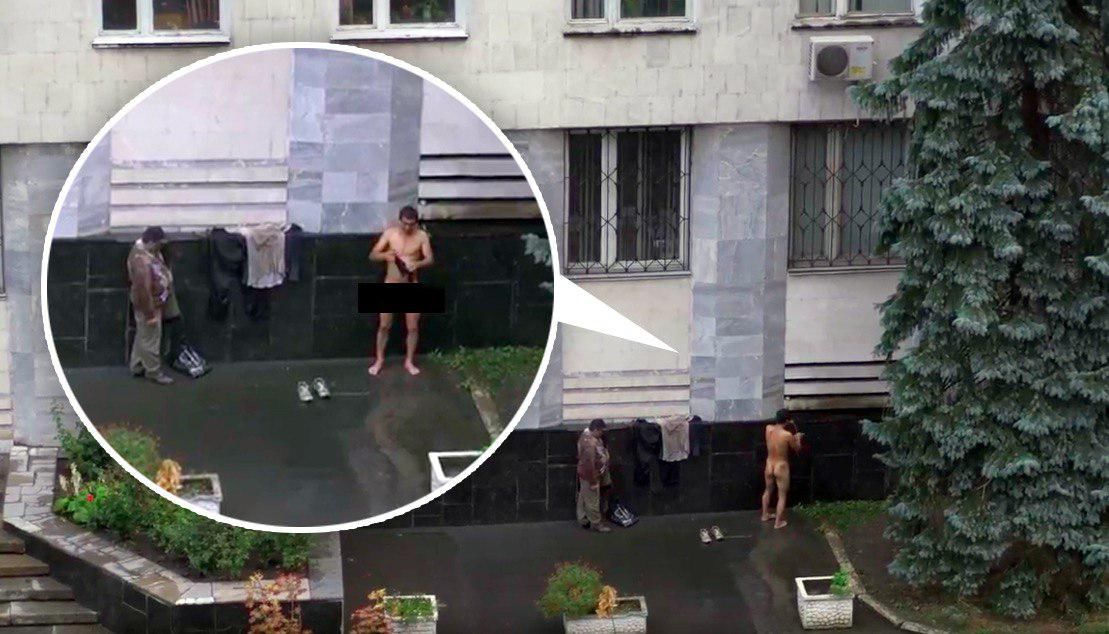 В Кишиневе голый мужчина принял душ во дворе Генеральной прокуратуры.