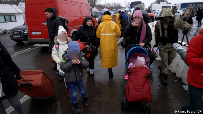 В ЕС договорились о временной защите для украинцев, спасающихся от войны.