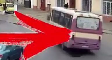 Появилось видео, как пассажирка выпала на ходу из маршрутки в Одессе.