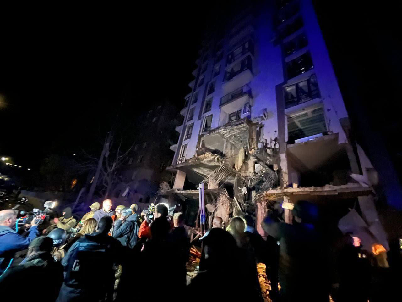 Ракетные удары по Киеву: в больницу попали три человека.